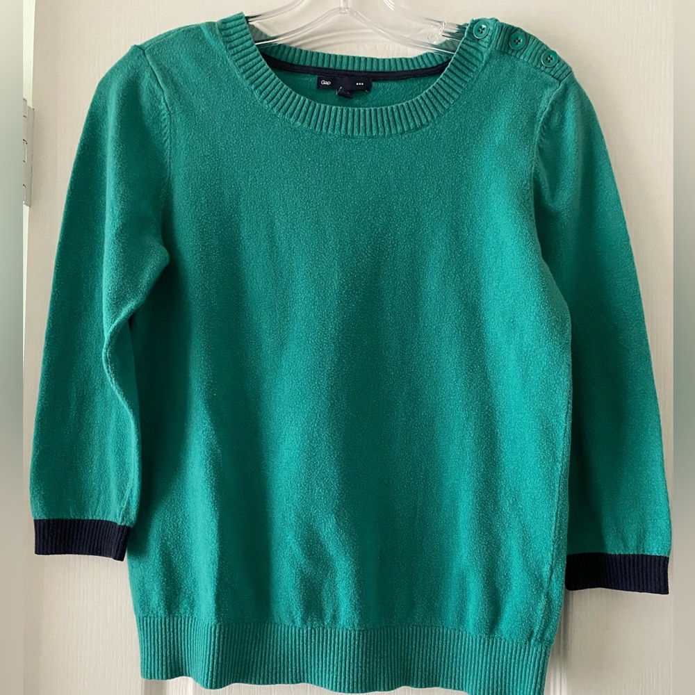 Gap Sweater w. Button Trim on Shoulder | Size: S | Green